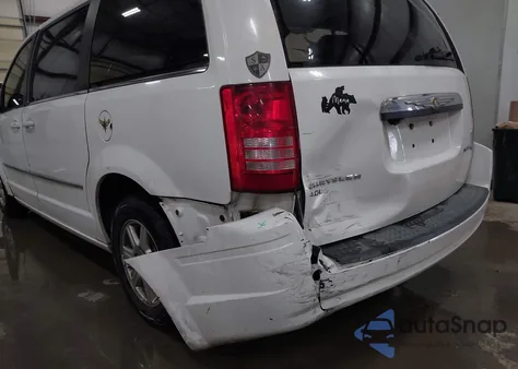 2010 Chrysler Town & Country Touring z USA, uszkodzony, nr VIN 2A4RR5DX4AR351447